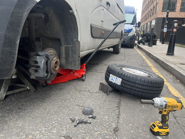 Emergency tyre fitting London