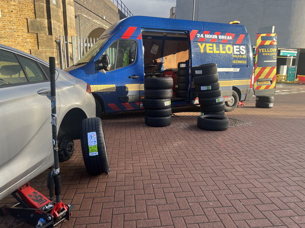Mobile tyre fitting van